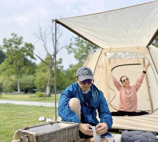 甄子丹|甄子丹夫妇现身绍兴街头,苍蝇小馆吃豆腐包,临走有意合照晒招牌