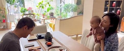 李亚鹏 赢在起跑线!李亚鹏1岁女儿护肤美容,还品茶下棋,越长越像李嫣