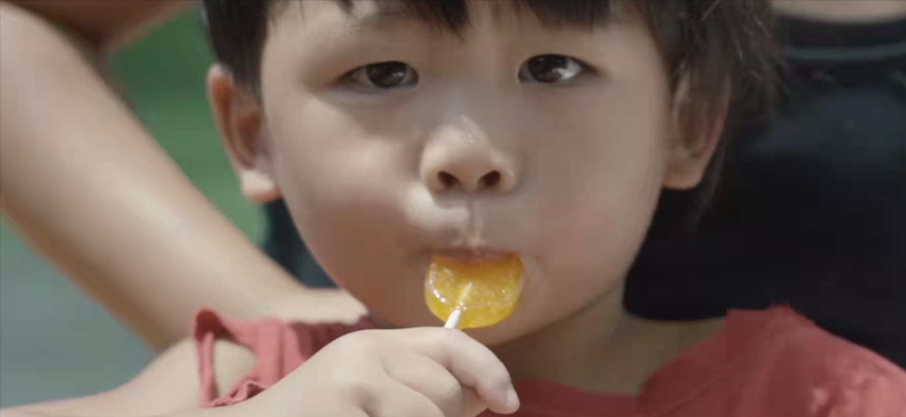 蔡少芬|张晋一家游西湖，蔡少芬纯素颜出镜消瘦憔悴，三个孩子同框太有爱