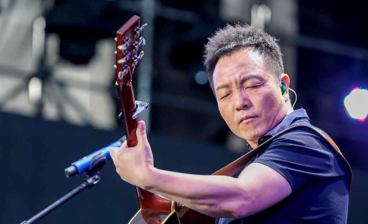 李亚鹏|李亚鹏同污点艺人聚会，为多名歌手赔笑，网友：毫无底线赶快封杀