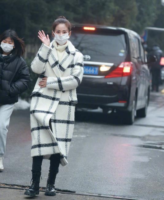 春晚|春晚彩排下班照：王嘉尔为自家带货，朱一龙穿北电校服，邓超随意