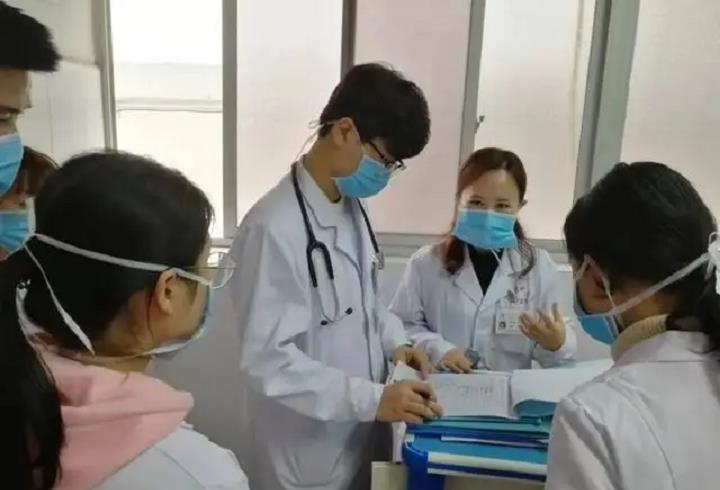 女孩半夜跳楼,父母称没有任何异常,医生检查:不只是梦游导致