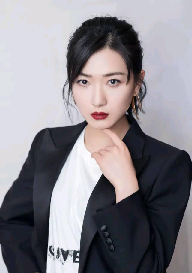 |曾在酒吧做过领班的万茜,酒吧蹦迪照片,网友评论光彩夺目