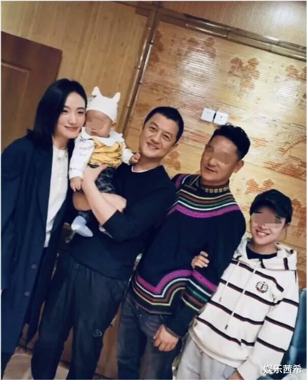 李亚鹏|50岁李亚鹏再婚!31岁妻子给李家添丁进口,一对二,替李嫣捏把汗
