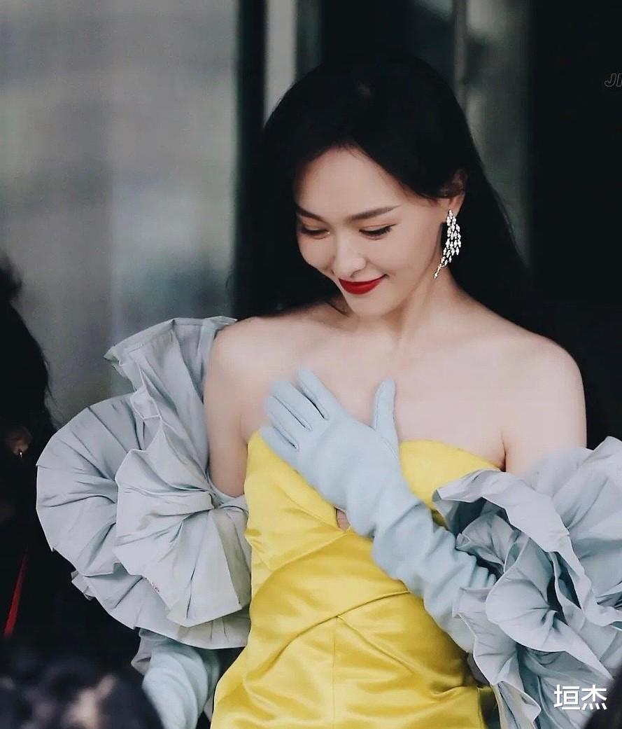 天鹅颈|牛奶肌、天鹅颈、气球胸，这8位产后的女星，美得越来越有味道