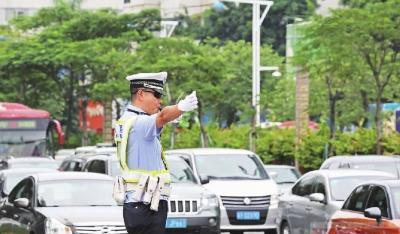 按照交警手势通过路口有错吗?罗某:交警让我闯红灯我不当冤大头
