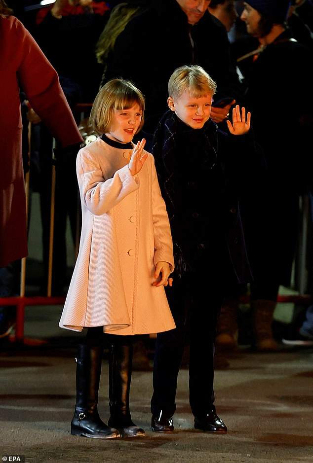 春节档|夏琳携一对儿女营业，龙凤胎难舍难分好可爱，暖男宝宝雅克太宠姐