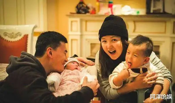 何洁|刚生三胎就离婚，婚戒都摘了？