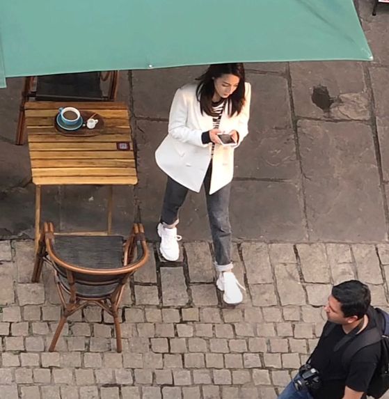 胡杏儿|成都:迪丽热巴街头拍戏被偶遇,披头散发有女人味,“快三十了”