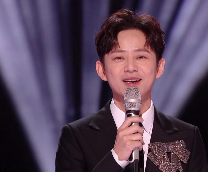 何炅|?曝何炅父亲去世,本人主持跨年晚会失控落泪,谢娜发视频隔空拥抱!