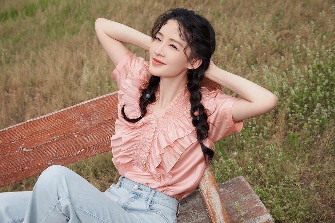 李沁|李沁户外拍写真穿搭，年轻不止10岁。