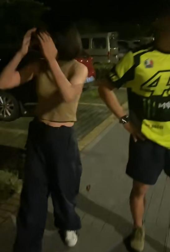 浙江:女子与孩子教练车内独处,男子收到车辆震动提醒,捉人在车