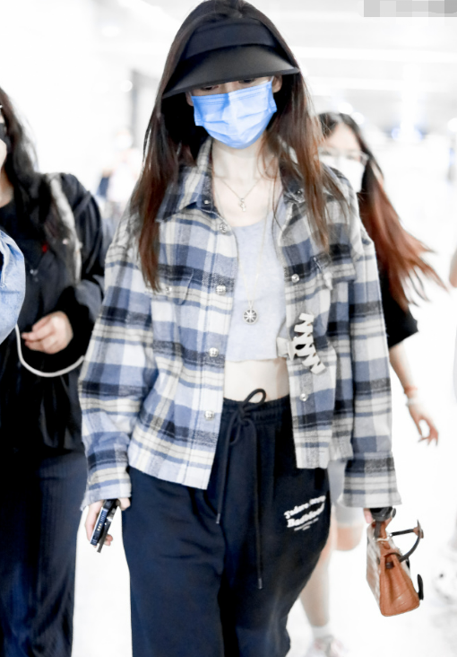 当红女星|Baby穿拖鞋现身机场，手拎110万包包引瞩目，脚上拖鞋被扒近万元