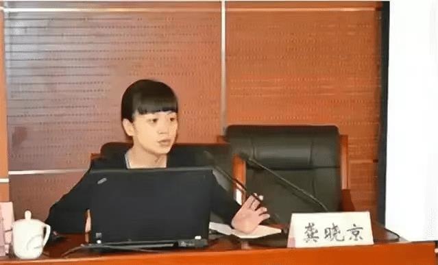 章泽天|刘强东与前任再同框！女方成熟知性举止避嫌，被指比奶茶更像夫妻