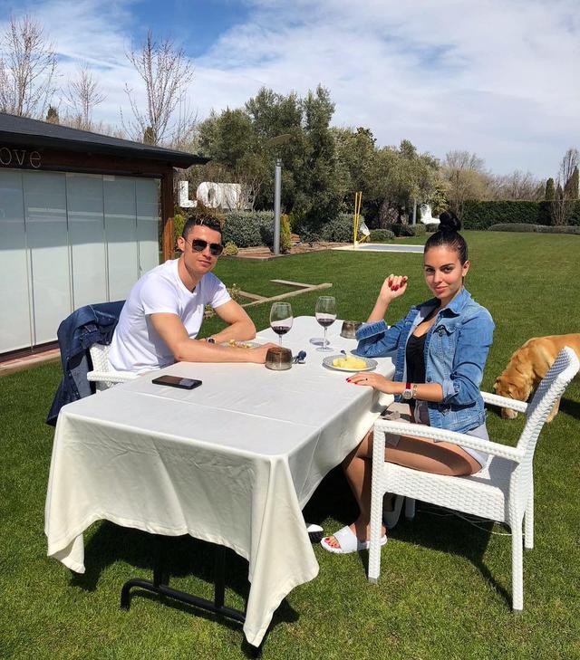 乔治娜|C罗和女友晒出最新恩爱照片！霸道总裁一身肌肉，乔治娜小鸟依人