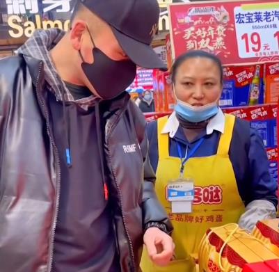 辽宁男子两年未回家,乔装到妈妈摊位,认出儿子后一举动令人泪目