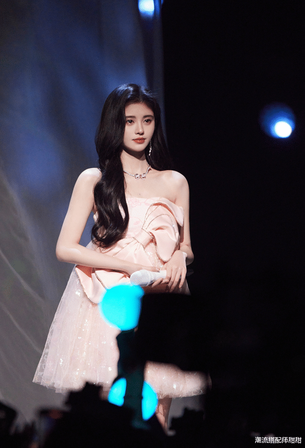 李宇春|芒果年货节：李宇春超A造型配红唇，鞠婧祎似童话公主