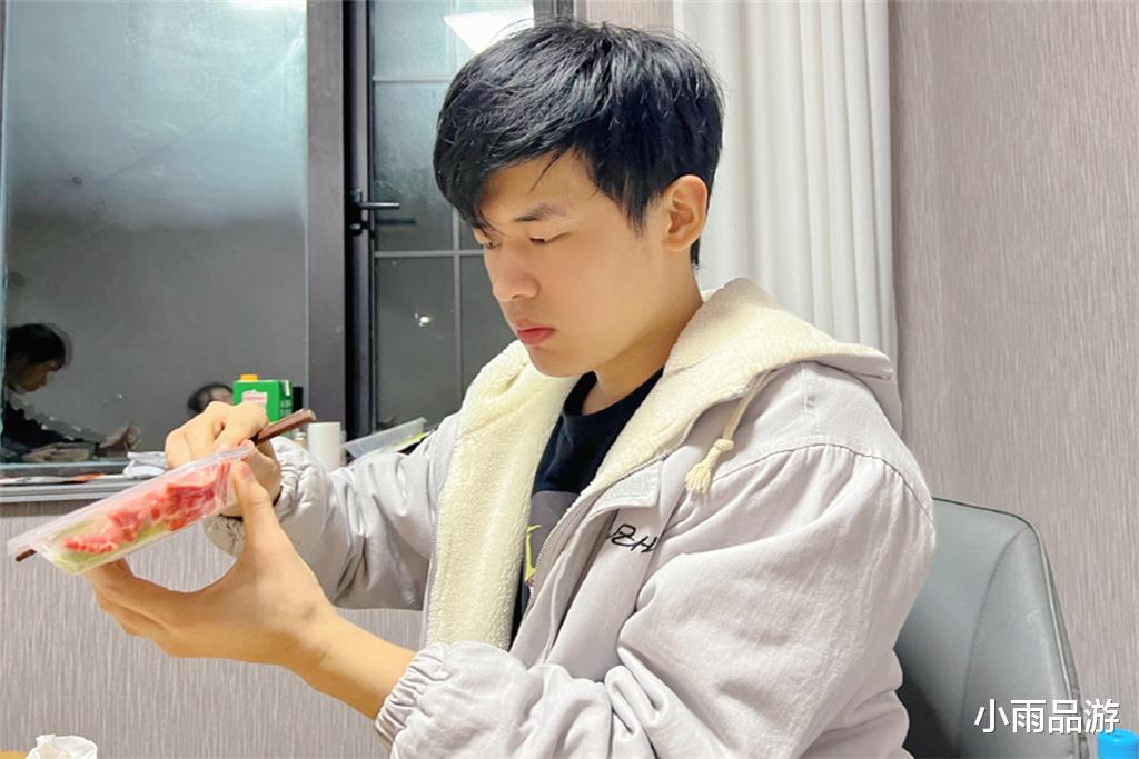 穿衣搭配|一场巅峰赛两名职业选手风评受损，XYG羲和摆烂，eStar花海劝投