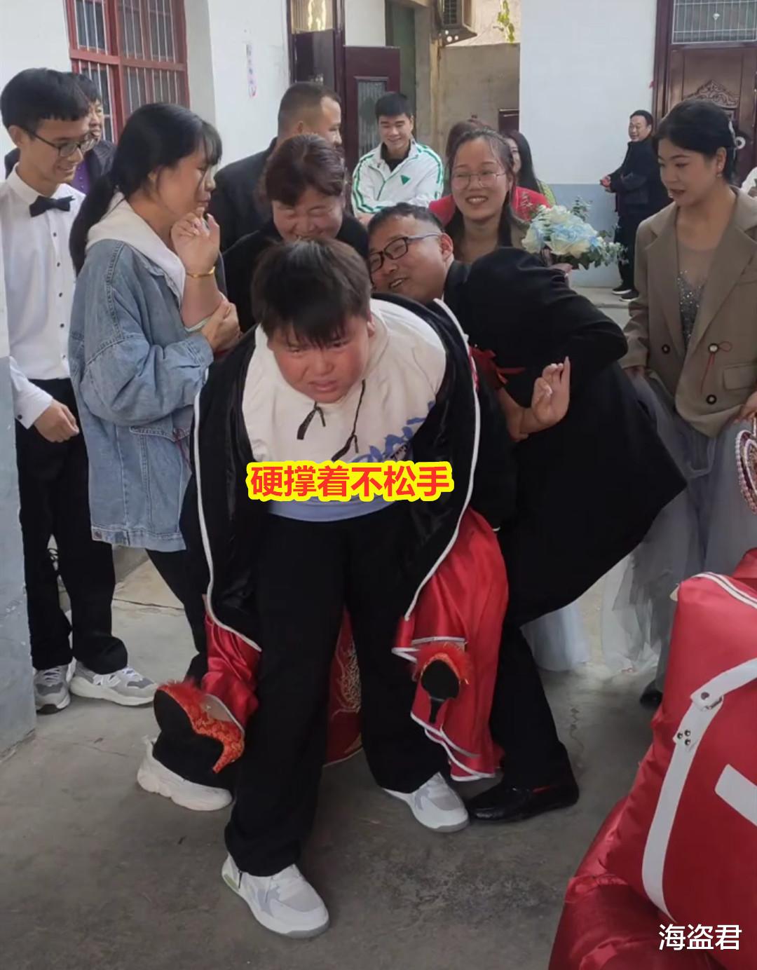 姐姐出嫁,弟弟实在背不动姐姐委屈哭了,姐姐落地后向他诚恳道歉
