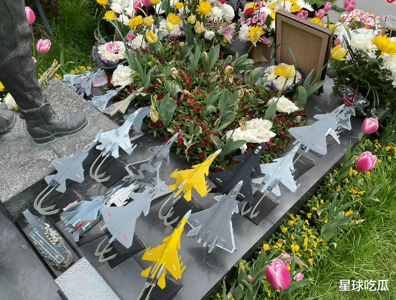 鲜花|王伟烈士墓前这十大照片 让所有国人泪目:我们从未忘记他!