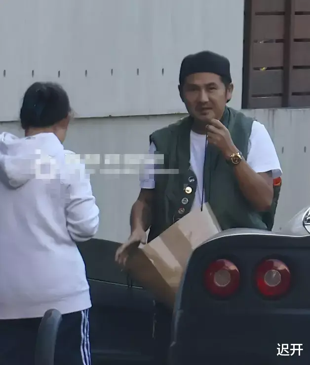 曹格|曹格离婚后首与女儿同框,开豪车接姐姐放学,面露微笑但难掩疲态