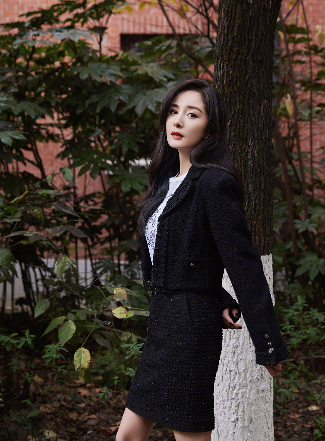 杨幂|杨幂维密时尚大片出炉，穿着火辣性感大秀事业线，魔鬼身材引夸赞