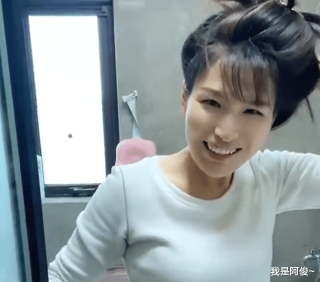 河南一男子趁妻子洗澡准备给她惊喜,妻子看到后瞬间跳起:太幸福