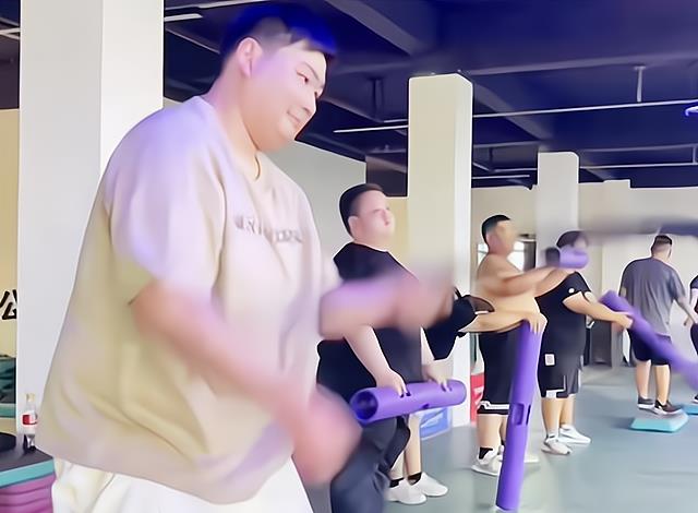 朱之文 大衣哥送儿子进减肥训练营，小伟获教练表扬，网友：比妹妹卖力