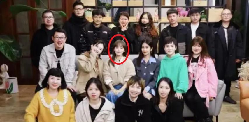 张嘉倪|张嘉倪官宣离婚后首现身，与人合影提不起精神，强颜欢笑闷闷不乐