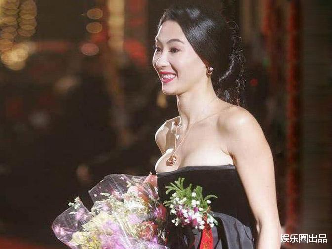 张柏芝|张柏芝活动旧照被翻出,穿露肩长裙儒雅大气,侧身状态引起热议