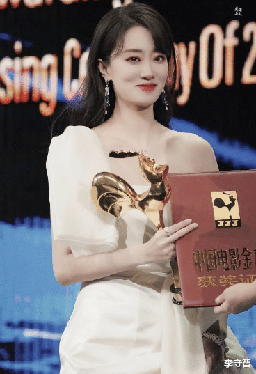 张小斐|当了一年电影黑马和蜕变女神，张小斐还是得跟着贾玲回归央视春晚