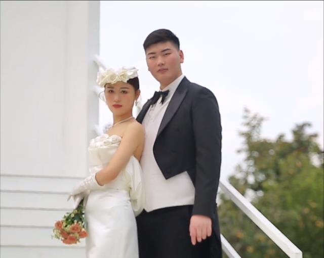朱小伟已经进城打工,陈萌亲自下厨犒劳丈夫,还专车接送上下班