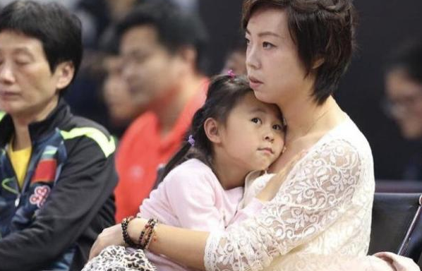 梁锦松|67岁梁锦松为让41岁的伏明霞拼4胎,花100亿买下亚洲最奢华大医院!