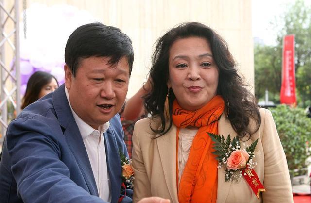 张兰|张兰现身上海机场，大批粉丝合影留念，张兰人气堪比流量明星