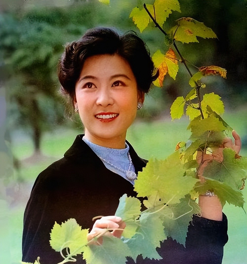 王骁|王馥荔罕见和儿子王骁同框出镜,王骁俊朗帅气,不拼颜值拼演技