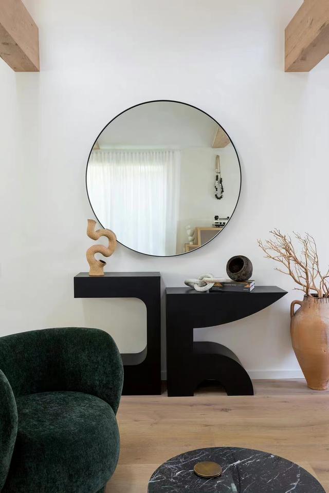 温暖又从容的都市阁楼住宅,暖棕配黑色,自然复古更出彩