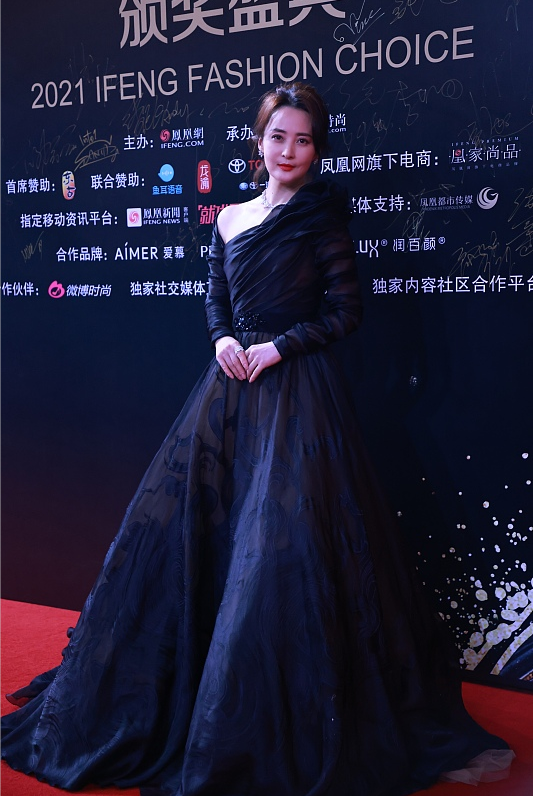 小黑裙 年近半百的蒋勤勤怎么不见老，穿黑裙气场全开好霸气，涂红唇好美