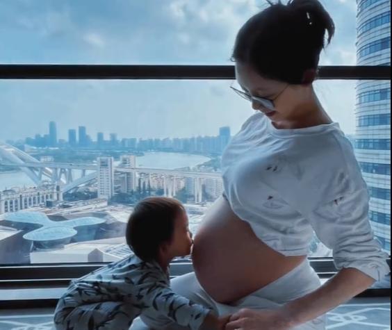 程晓玥|程晓玥官宣怀孕,和富豪未婚夫奉子成婚,前任郑恺已经有一儿一女