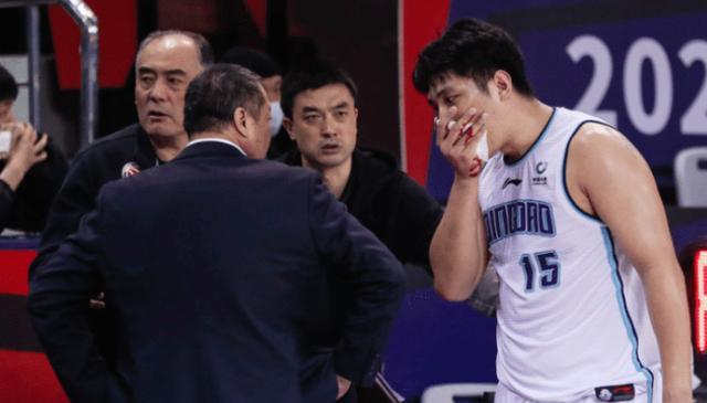 蘇偉|重罰任駿飛蘇偉，下肘絆腿廢人被驅逐，對手緊急入院縫了12針