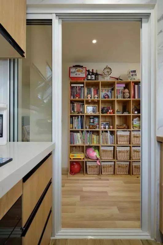 越来越多人新房不买沙发，直接砌个地台，漂亮易打理，越坐还越舒适