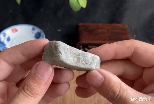 翡翠|比灯泡还耀眼的后江小料子,拿去去皮做件,这是要发财的节奏吗?