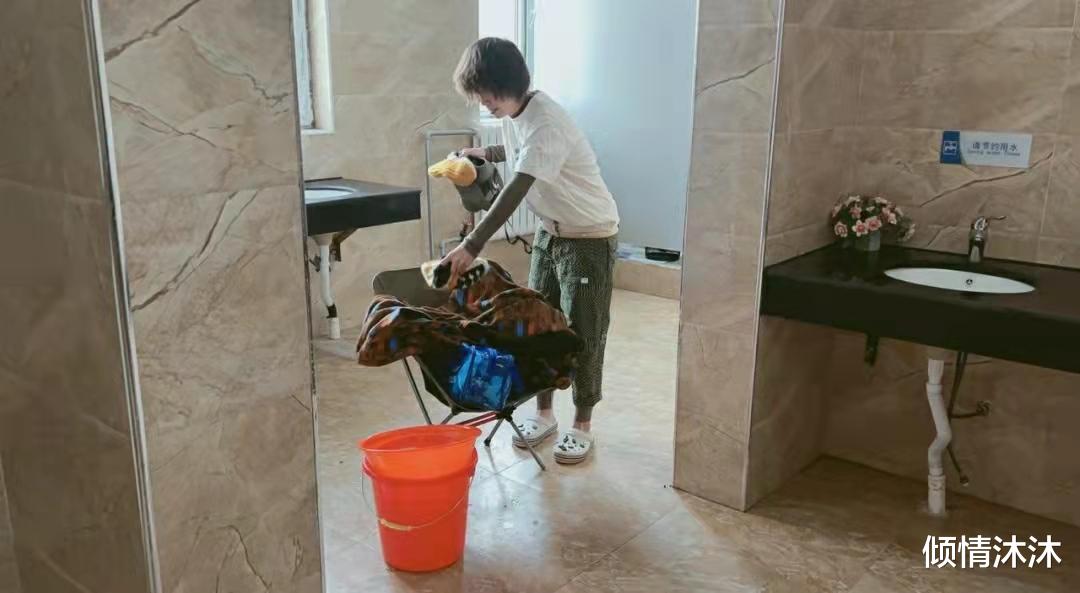 黄雅莉|黄雅莉滞留高速6天,接公厕水洗澡洗衣心态好!