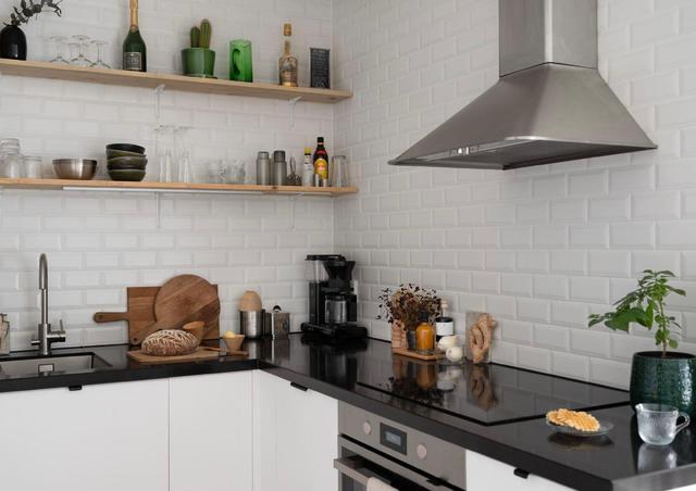 国外小女生的33平一室，木地板、卧室移门很加分，简单不失舒适感