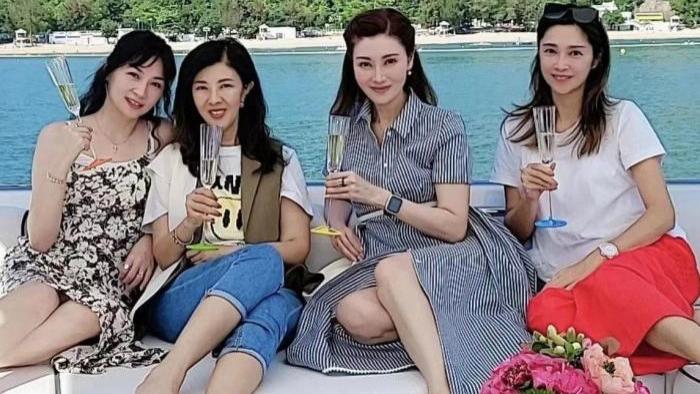 李嘉欣放弃减肥，近照曝光发福不少，显得比李克勤太太壮硕