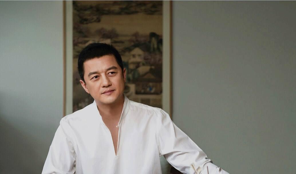 李亚鹏|李亚鹏承认与小19岁女友再婚，新娘系彝族模特，交往2年修成正果