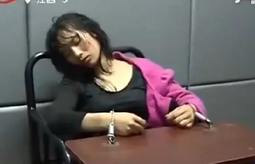 母亲为保护儿子安危，不惜与歹徒发生关系，警方捍卫正义