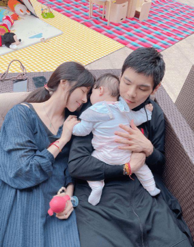 郭碧婷|郭碧婷向佐天津逛超市，女方用大衣遮住肚子，向佐护妻摆手不让拍