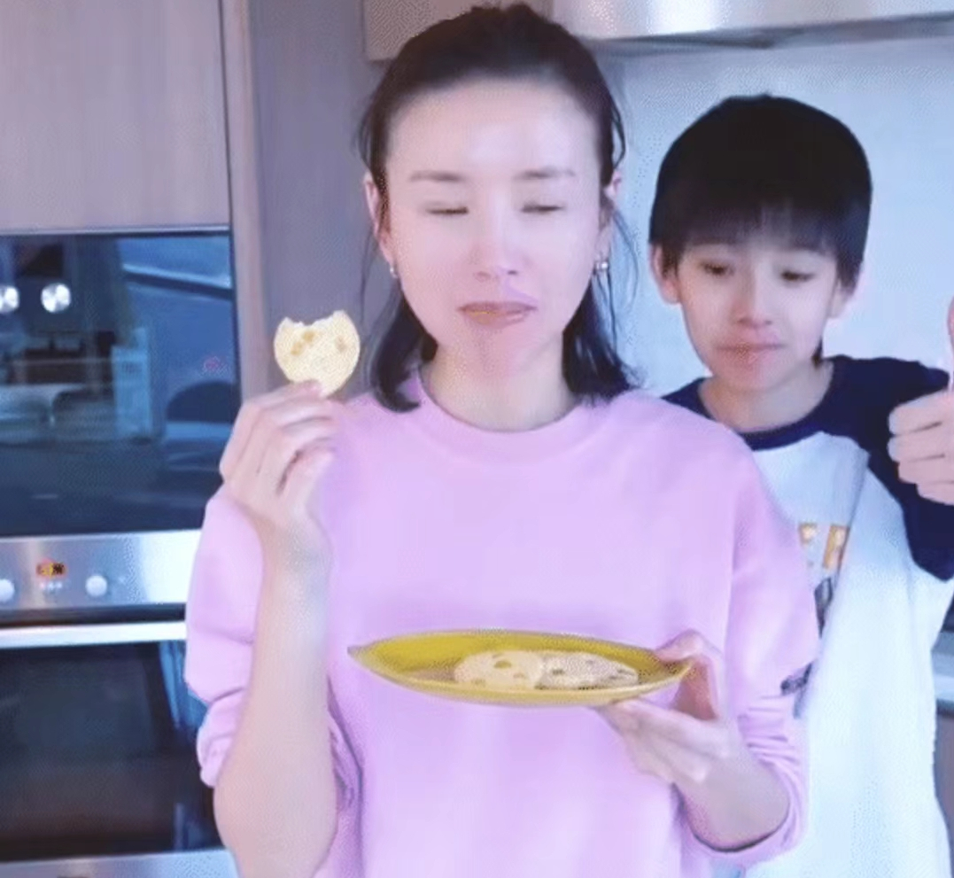 祝卿好|离婚10年的董洁素颜出镜为自己庆生,13岁的儿子长相像极了妈妈