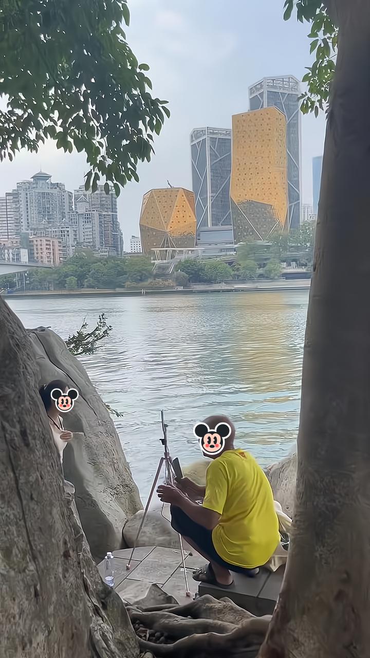 儿子去找父亲回家吃饭,看到他在河边看一女子跳舞,不忍上前打扰
