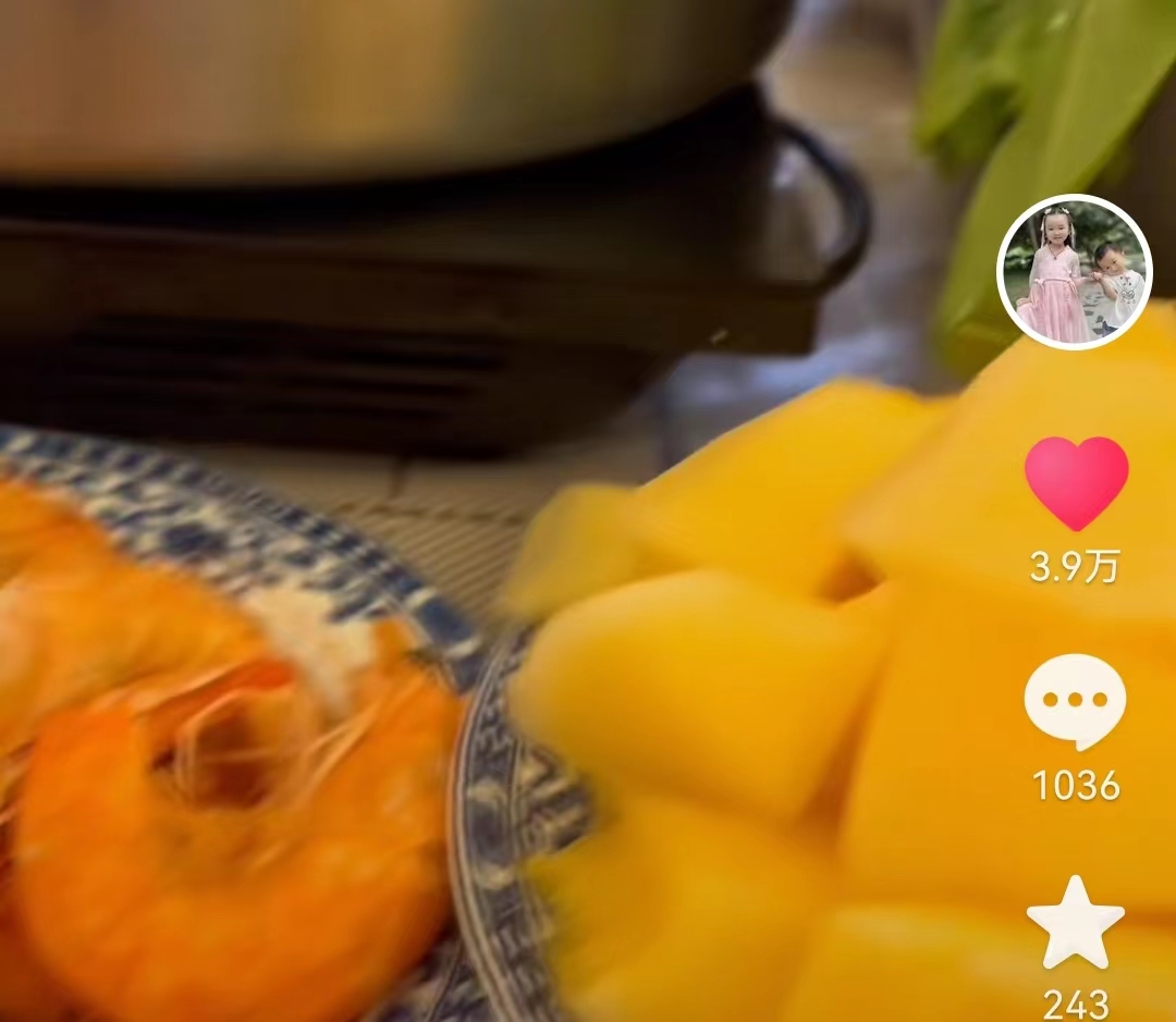 奇奇|田静晒全家吃晚餐画面，奇奇悦悦俏皮可爱，晚餐被赞伙食不错